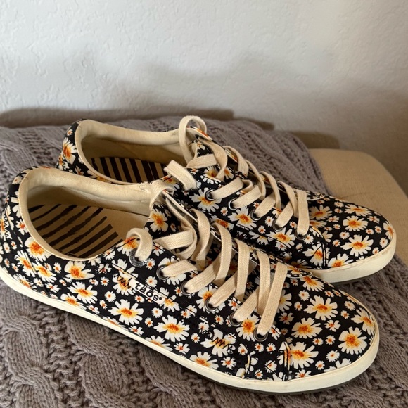 Taos Star Black Daisy Sneakers - Picture 1 of 7